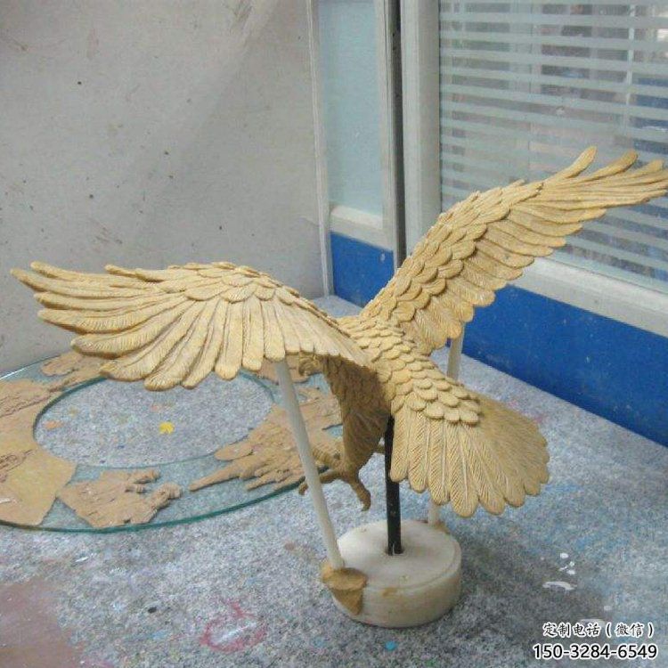 老鷹踏球雕塑，仿真鳥(niǎo)禽類(lèi)，玻璃鋼材質(zhì)雕塑