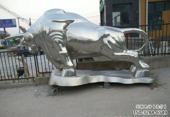 校園小牛雕塑，可愛題材，鏡面工藝