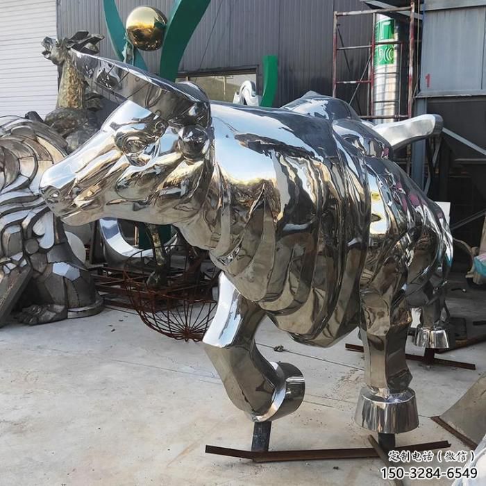 步行街犀牛雕塑，鑄銅農(nóng)耕雕塑，鏤空方式
