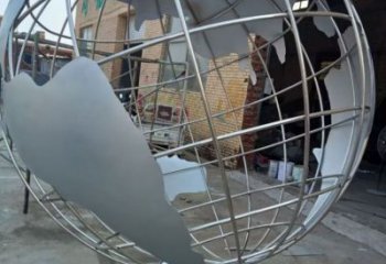 步行街地球儀雕塑，鑄銅景觀雕塑，鏤空方式