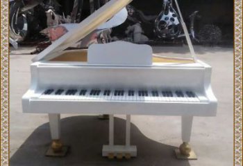 仿古鋼琴雕塑 騰飛草地小品 房地產(chǎn)雕塑