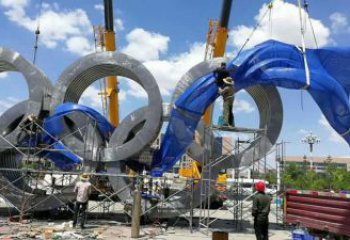 運動場建筑雕塑，不銹鋼五環(huán)雕塑，校園建筑