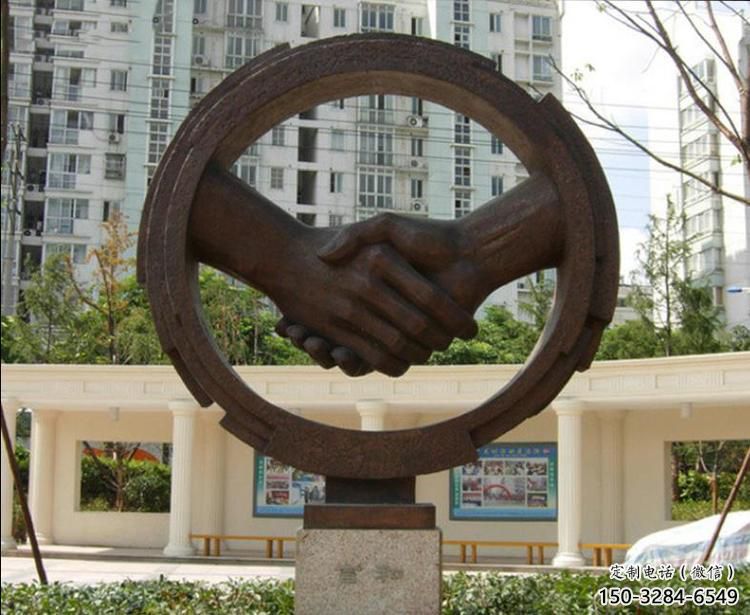噴漆握手雕塑 中式村口雕塑 草地誠信雕塑