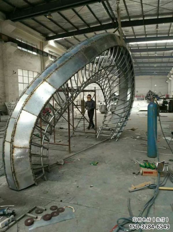 鏤空半圓門頭雕塑，不銹鋼結(jié)構(gòu)大門雕塑制作