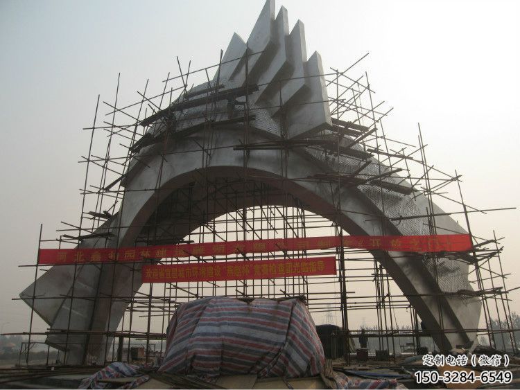 大門雕塑安裝，不銹鋼大門雕塑制作現場