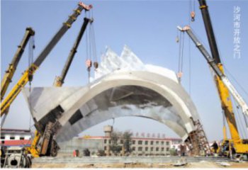 不銹鋼沙河開放大門雕塑安裝現(xiàn)場