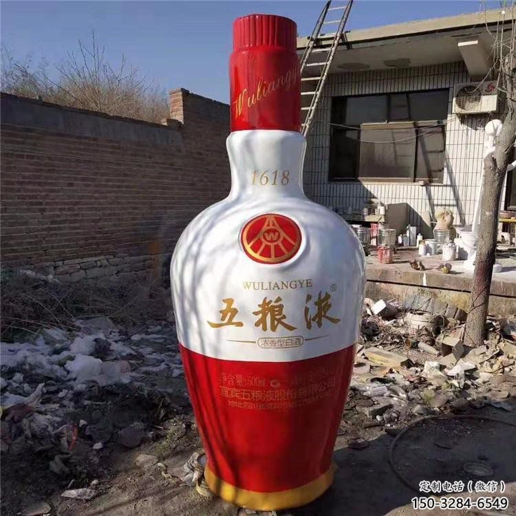 酒瓶雕塑選定，園林裝飾，大型玻璃鋼酒瓶雕塑公司
