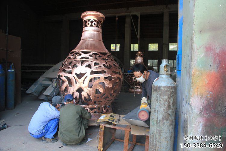 銅花瓶雕塑定做，廣場(chǎng)雕塑，室外銅花瓶雕塑提供