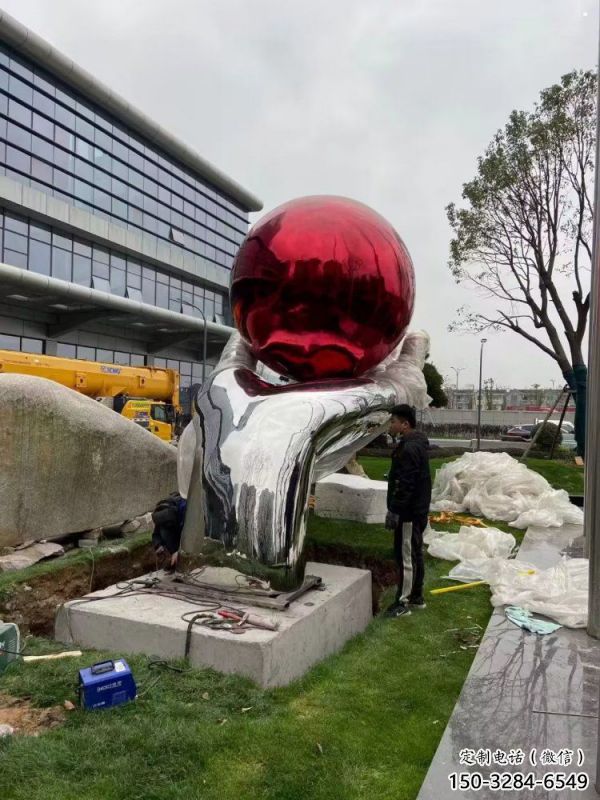 火球雕塑制作，鍛造工藝，廣場(chǎng)手托火球雕塑選用廠(chǎng)家