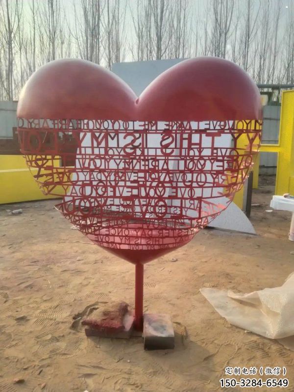 室內(nèi)心形球雕塑