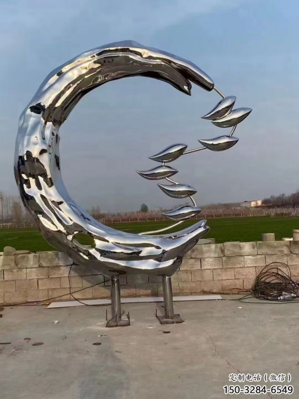 金魚雕塑供應(yīng)，多彩藝術(shù)，別墅圓環(huán)金魚雕塑供求