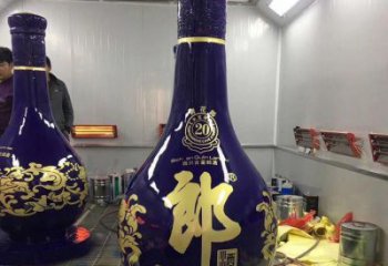 洋酒瓶雕塑專供，彩繪工藝，玻璃鋼洋酒瓶雕塑標準廠家