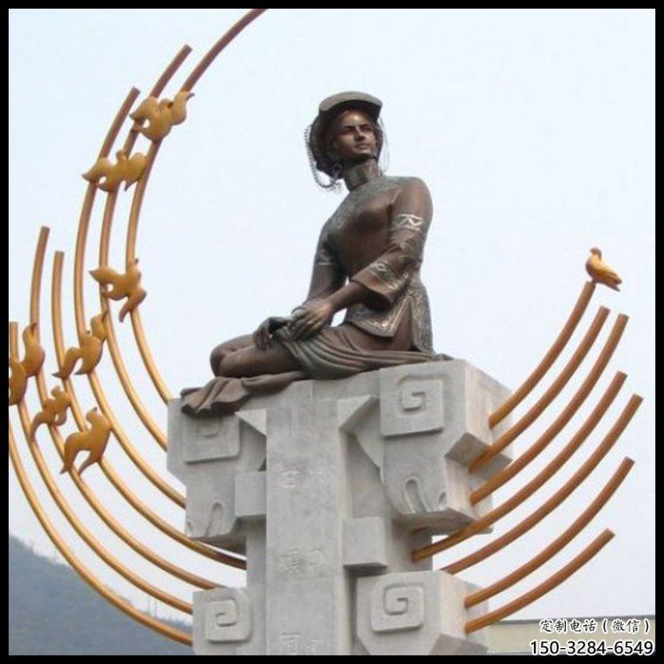 室內(nèi)月牙雕塑