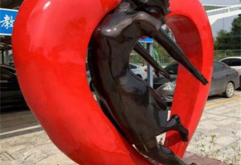 倉山草地心形人物雕塑