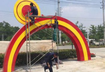 萍鄉烤漆拱門雕塑，彩虹圖案設計，不銹鋼大門雕塑實景