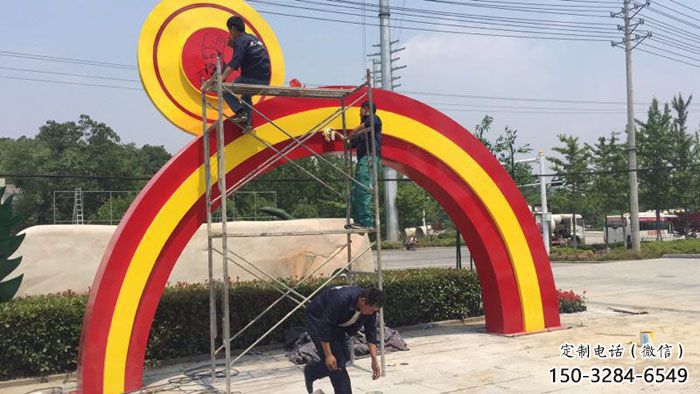 涇源烤漆拱門雕塑，彩虹圖案設(shè)計(jì)，不銹鋼大門雕塑實(shí)景