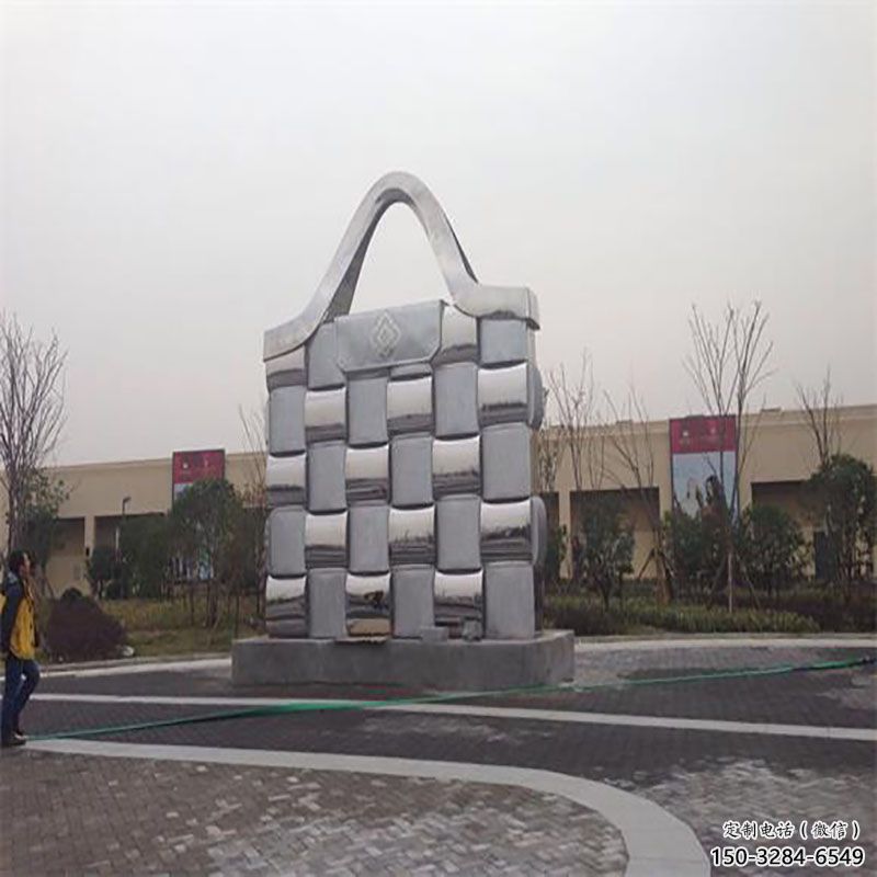 達(dá)孜景觀背包雕塑優(yōu)選，陸地?cái)[件，園林不銹鋼背包雕塑供應(yīng)